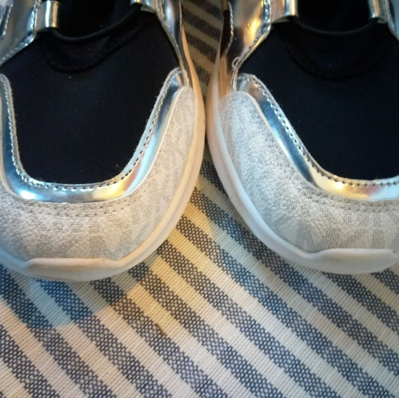 BNWOT MK spandex and leather embossed slip runners - Picture 3 of 6